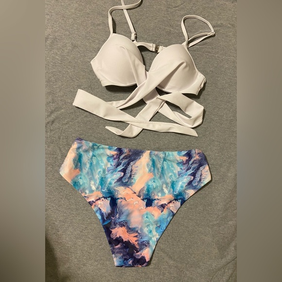 Bikini - Picture 2 of 2